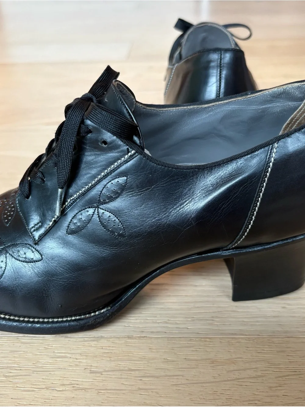 1940s 1950s Black Leather Heeled Oxfords Shoes Size 7.5 B Supple Leather